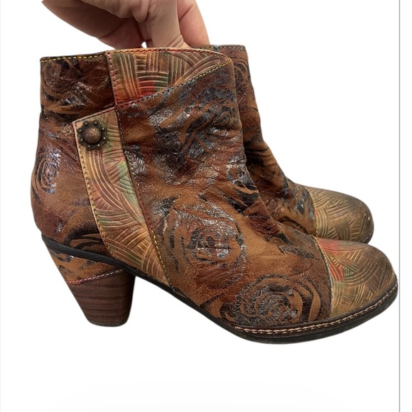 Spring Step Shoes - Spring Step Waterlily Leather Ankle Boots
Floral Brown Chunky Heel Boho